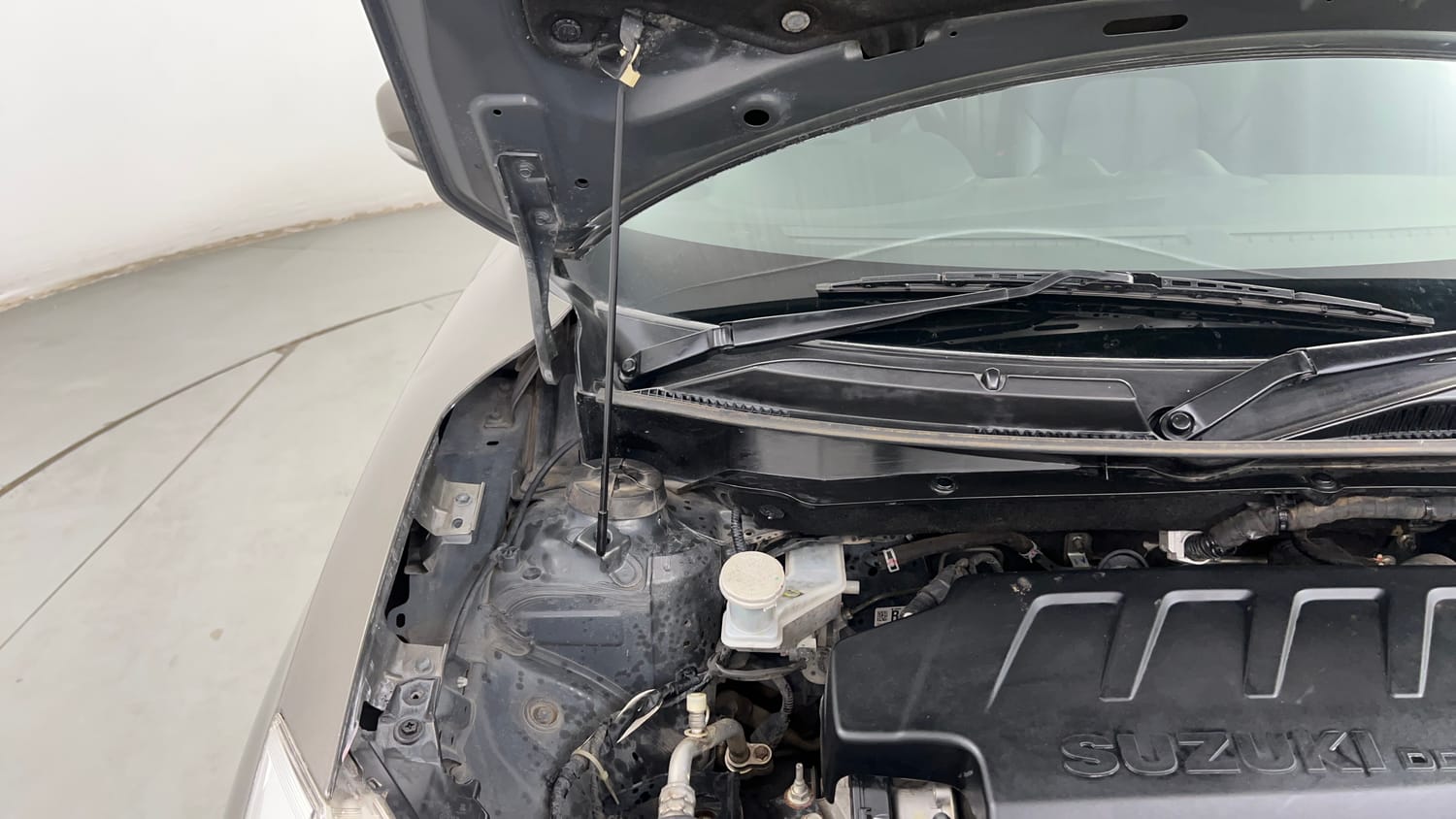 Used 2019 Maruti Suzuki Swift VDi AMT Diesel Automatic engine ENGINE RIGHT SIDE HINGE & APRON VIEW