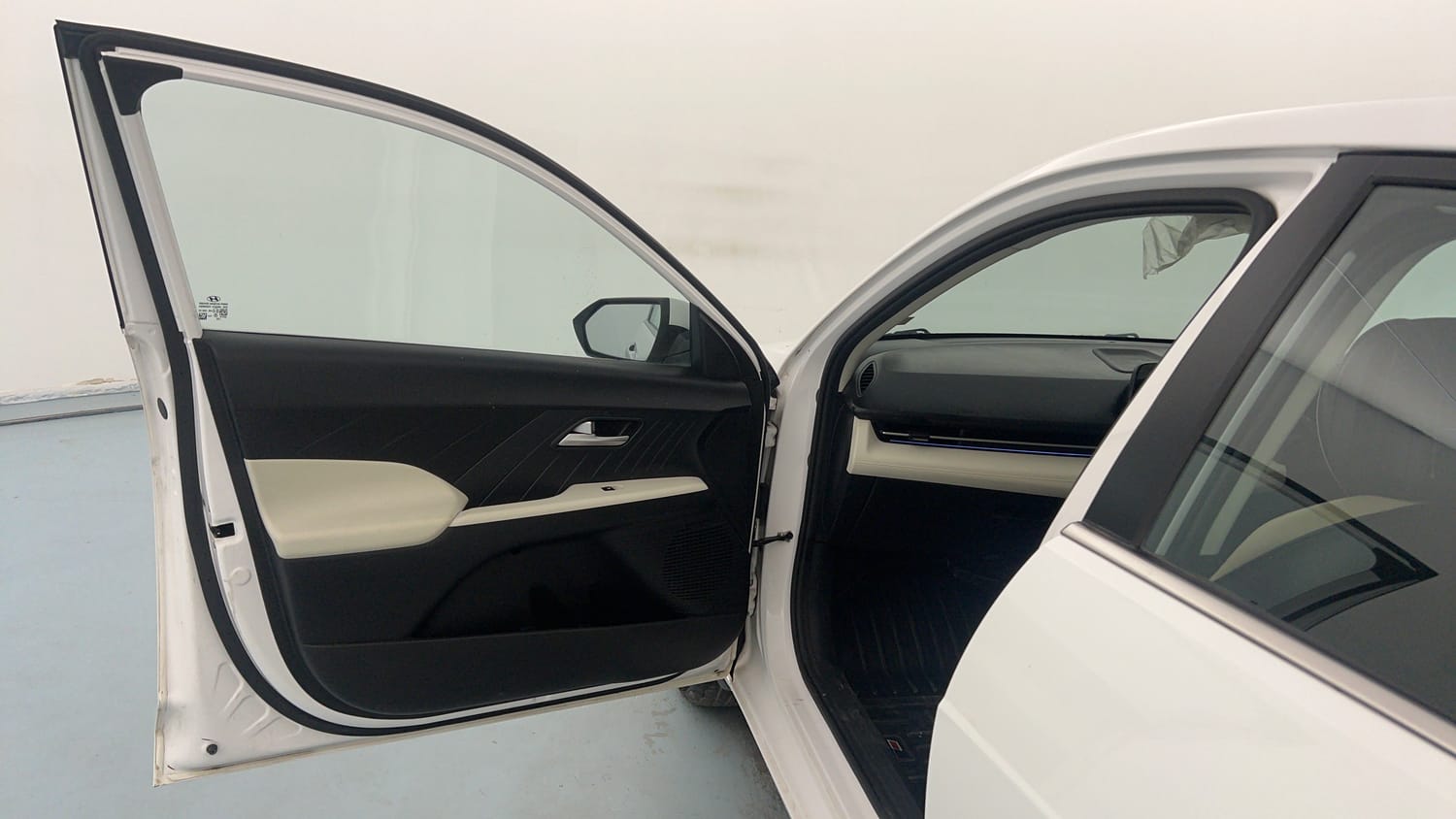 Used 2024 Hyundai Verna SX 1.5 Petrol MT Petrol Manual interior LEFT FRONT DOOR OPEN VIEW