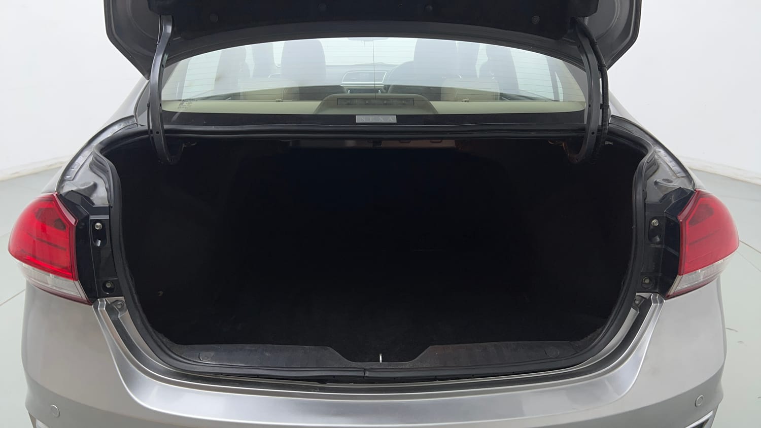 Used 2018 Maruti Suzuki Ciaz Alpha Hybrid 1.5 Petrol Manual interior DICKY INSIDE VIEW