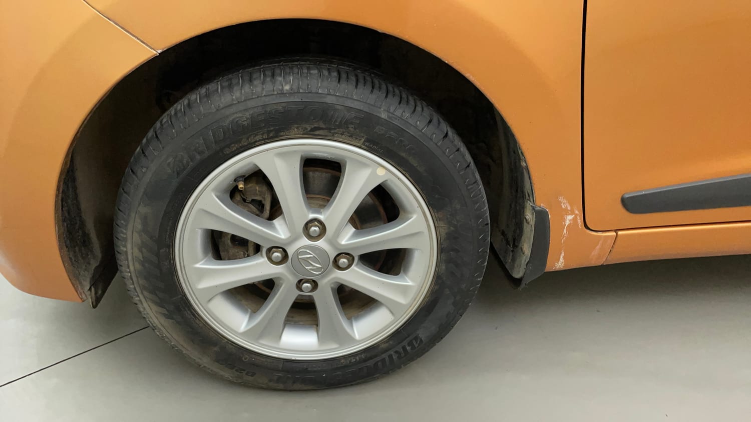 Used 2015 Hyundai Grand i10 Asta AT 1.2 Kappa VTVT Petrol Automatic tyres LEFT FRONT TYRE RIM VIEW
