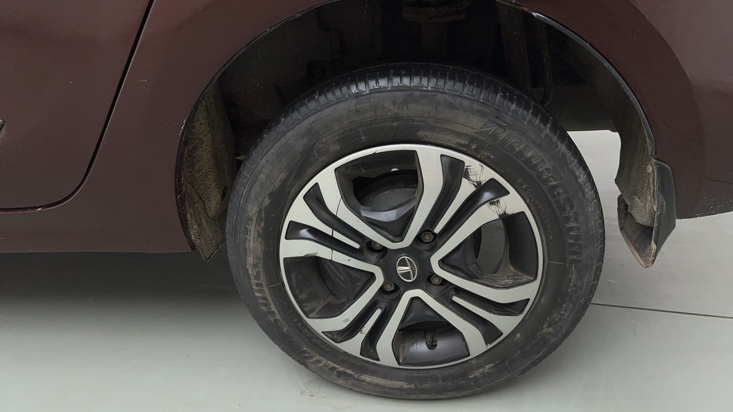 Used 2023 Tata Tigor XZ Plus CNG Leatherette Pack Cng Manual tyres LEFT REAR TYRE RIM VIEW