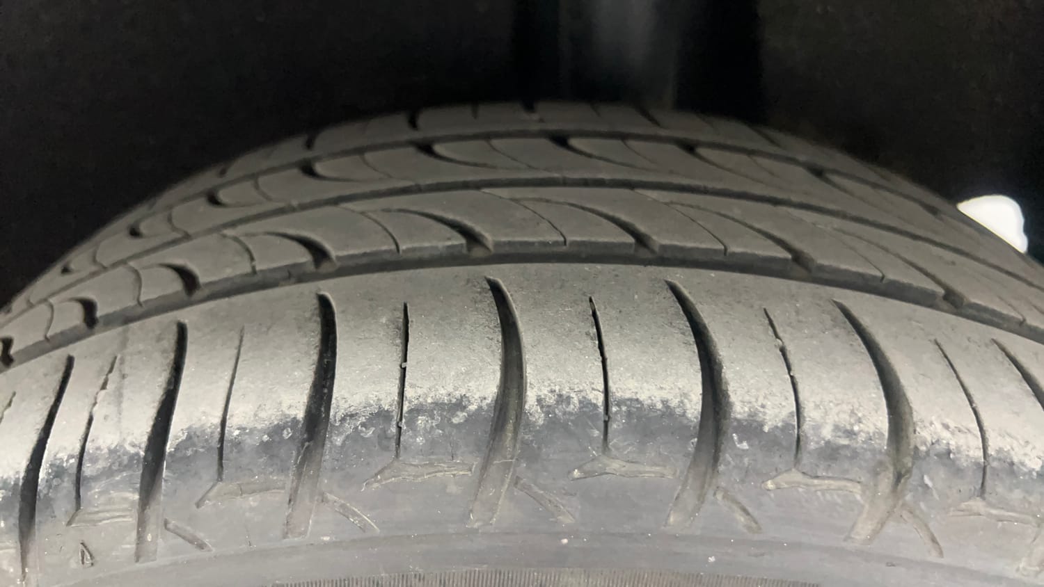 Used 2017 Maruti Suzuki Baleno Alpha 1.2 Petrol Manual tyres LEFT REAR TYRE TREAD VIEW