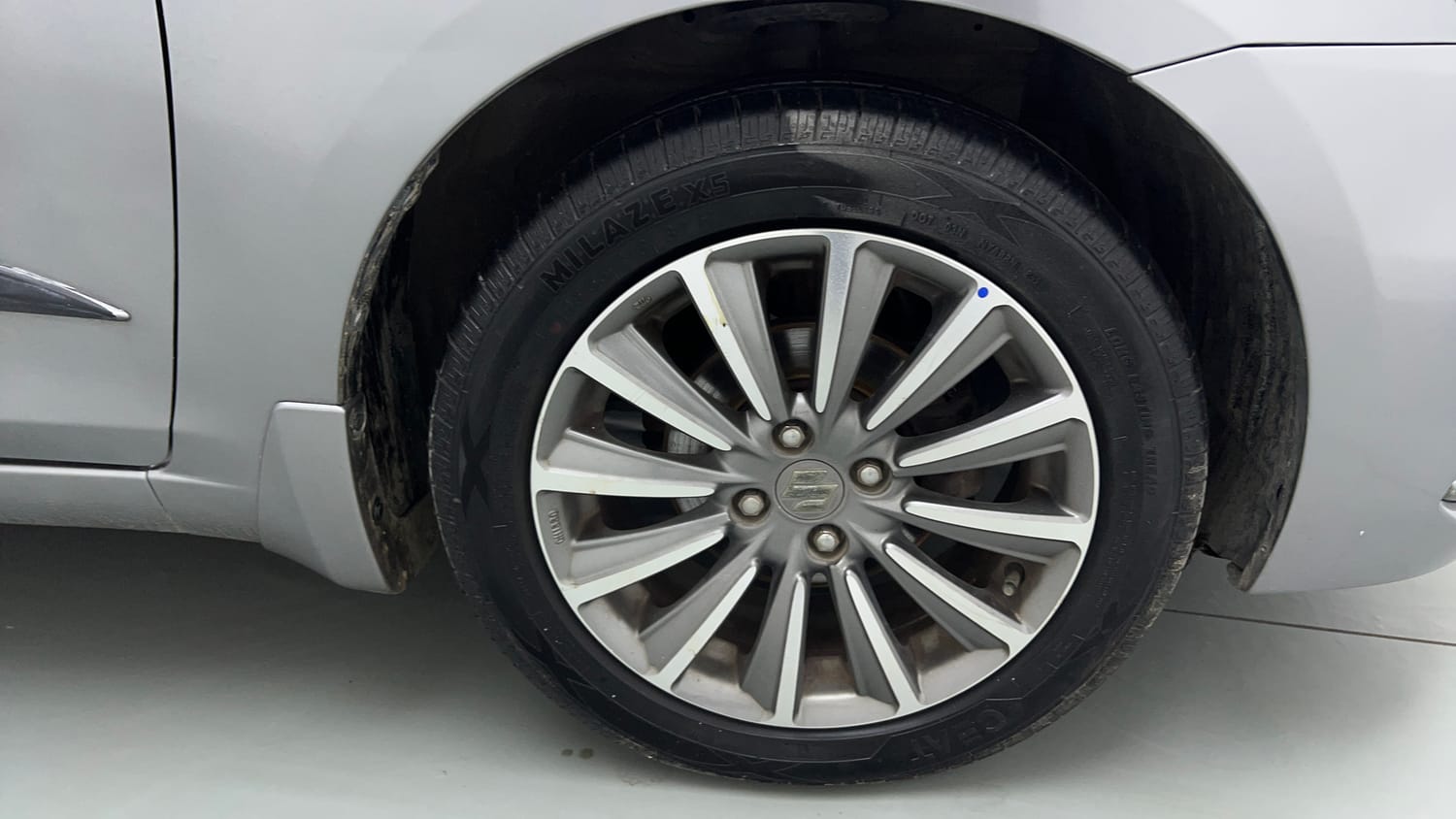 Used 2018 Maruti Suzuki Ciaz Alpha Hybrid 1.5 Petrol Manual tyres RIGHT FRONT TYRE RIM VIEW