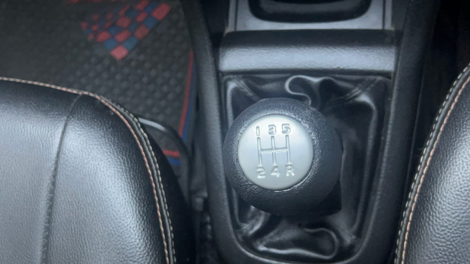 Used 2015 Maruti Suzuki Swift VXi Petrol Manual interior GEAR  KNOB VIEW
