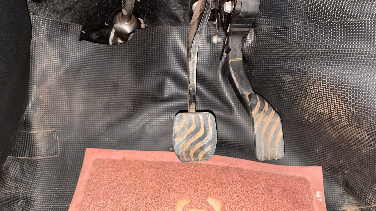 Used 2022 Renault Triber RXZ EASY-R AMT Dual Tone Petrol Automatic interior PEDALS VIEW
