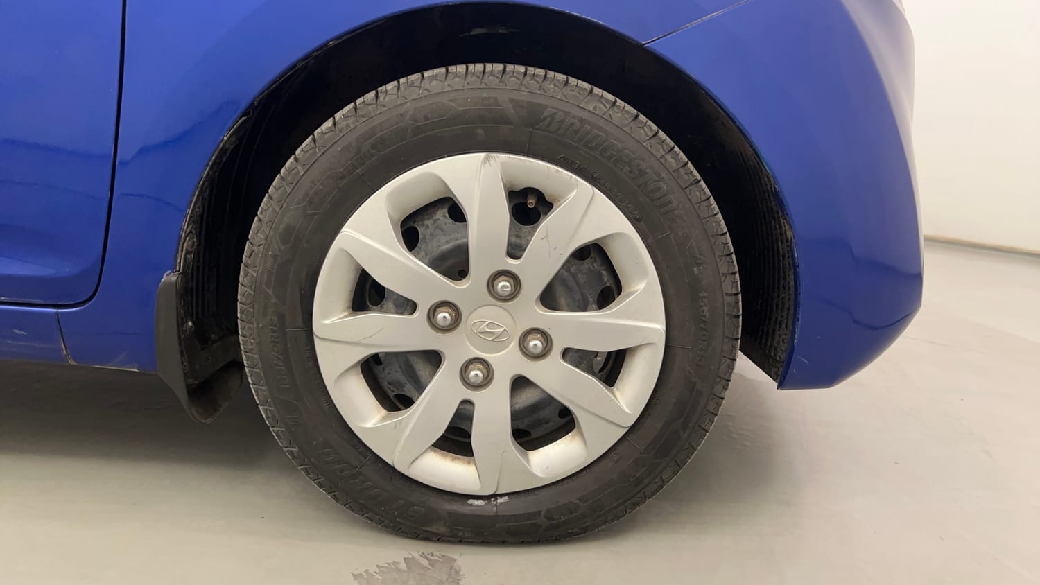 Used 2016 Hyundai Eon Magna Petrol Manual tyres RIGHT FRONT TYRE RIM VIEW