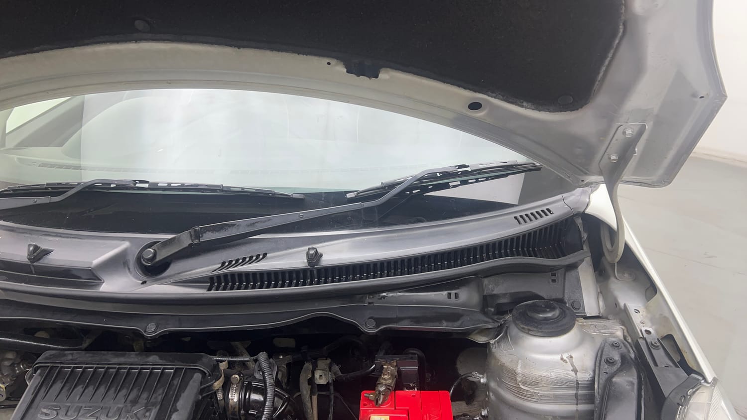 Used 2015 Maruti Suzuki Swift VXi Petrol Manual engine ENGINE LEFT SIDE HINGE & APRON VIEW
