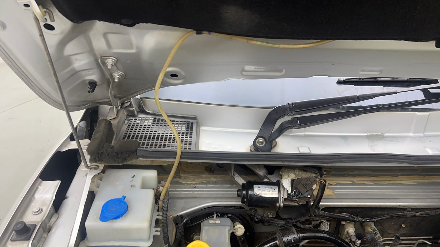 Used 2020 Renault Kwid RXT 1.0 AMT Opt Petrol Automatic engine ENGINE RIGHT SIDE HINGE & APRON VIEW
