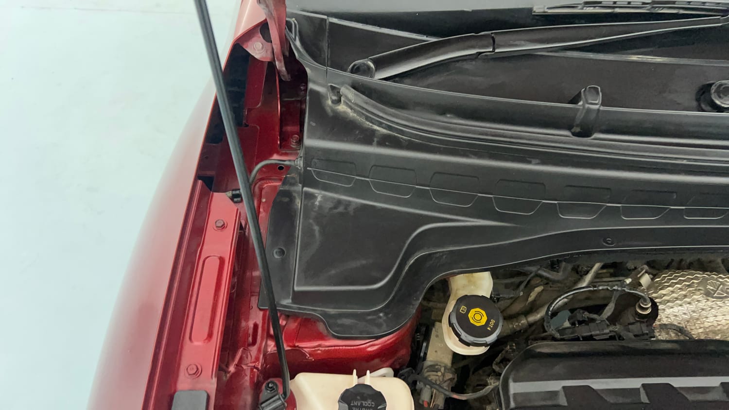Used 2022 Kia Sonet HTX 1.5 Diesel Manual engine ENGINE RIGHT SIDE HINGE & APRON VIEW