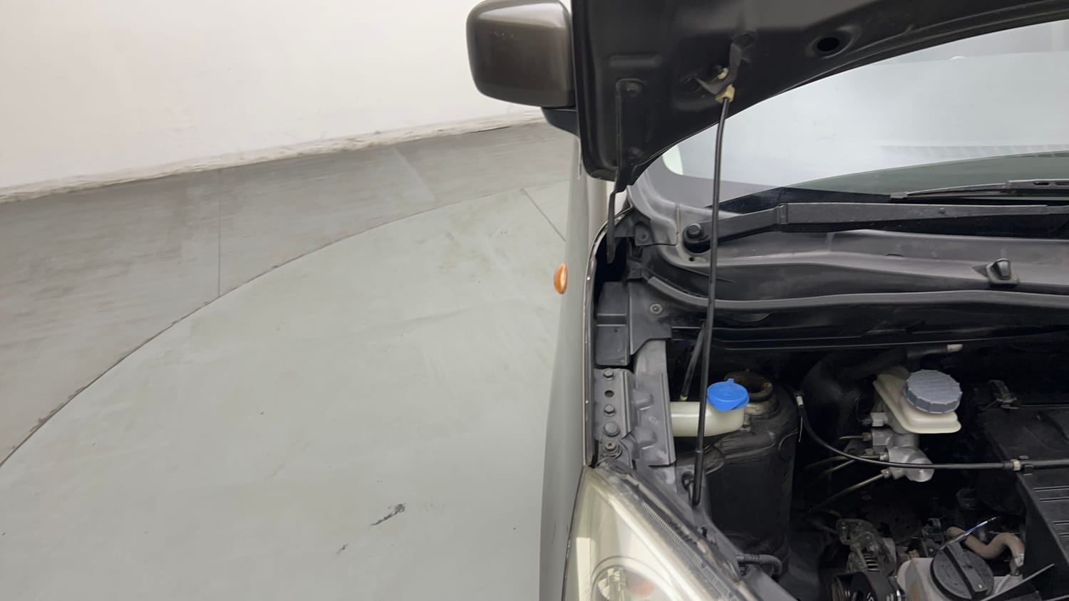 Used 2015 Maruti Suzuki Wagon R VXI Petrol Manual engine ENGINE RIGHT SIDE HINGE & APRON VIEW
