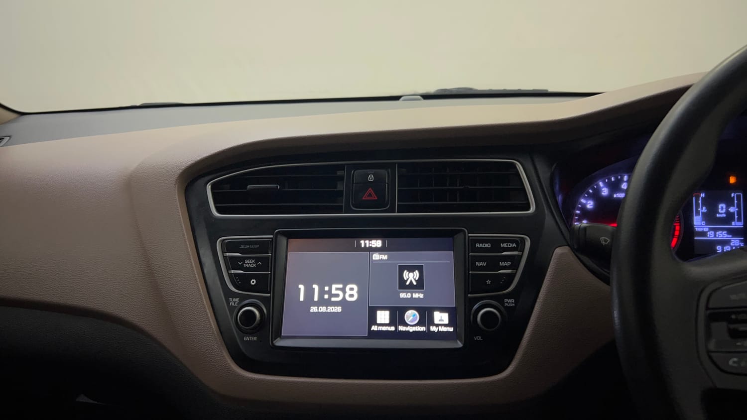 Used 2020 Hyundai Elite i20 Sportz Plus 1.2 Petrol Manual top_features Touch screen infotainment system