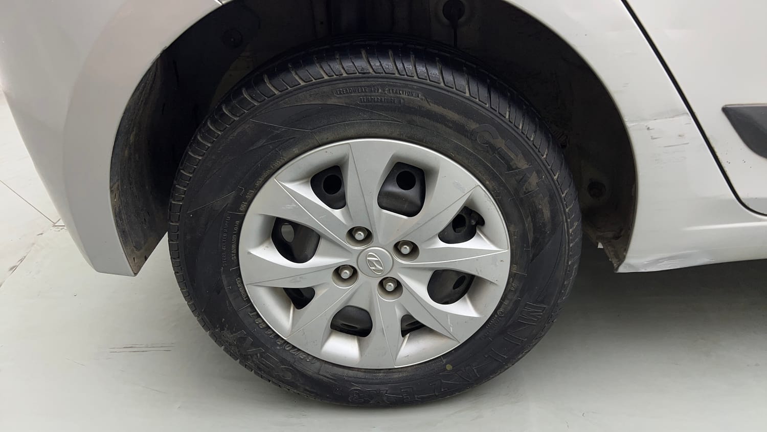 Used 2017 Hyundai Elite i20 Sportz 1.2 Petrol Manual tyres RIGHT REAR TYRE RIM VIEW