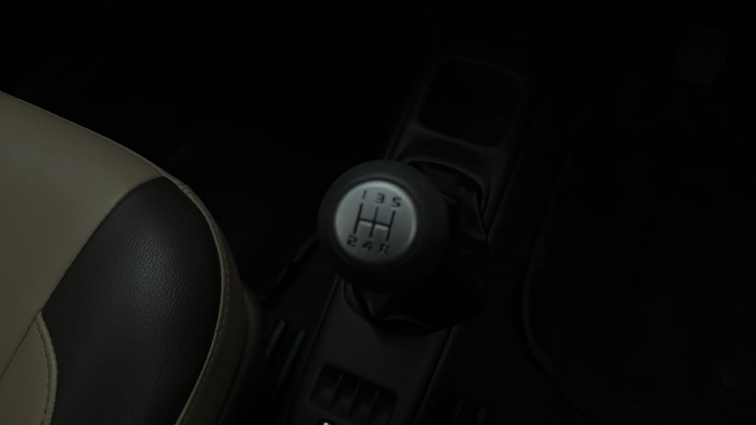 Used 2012 Maruti Suzuki Estilo VXi BS-IV Petrol Manual interior GEAR  KNOB VIEW