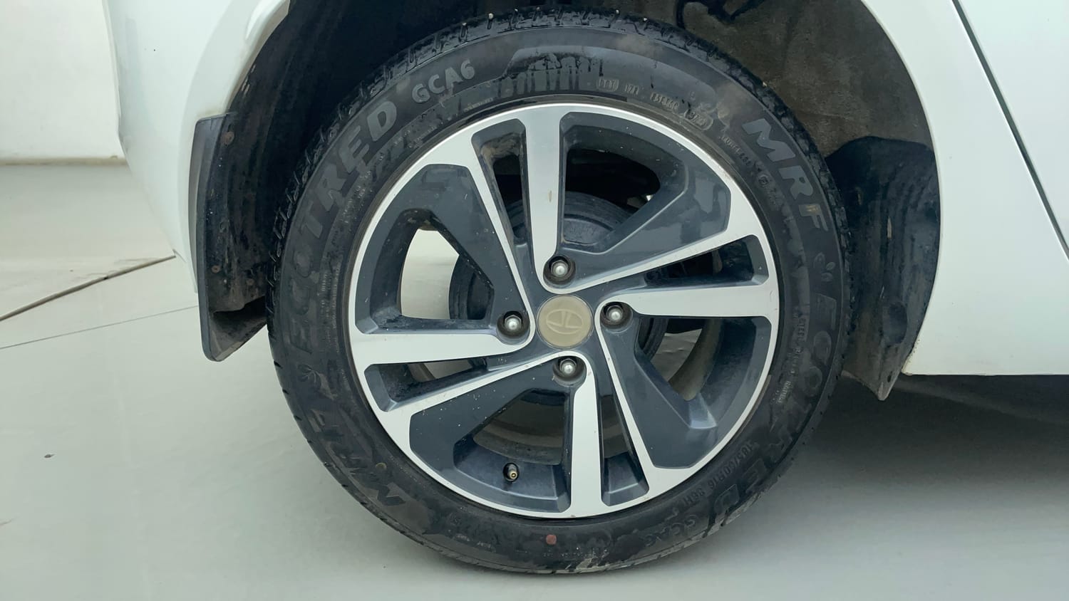 Used 2023 Tata Altroz XZ Plus (S) Diesel Diesel Manual tyres RIGHT REAR TYRE RIM VIEW
