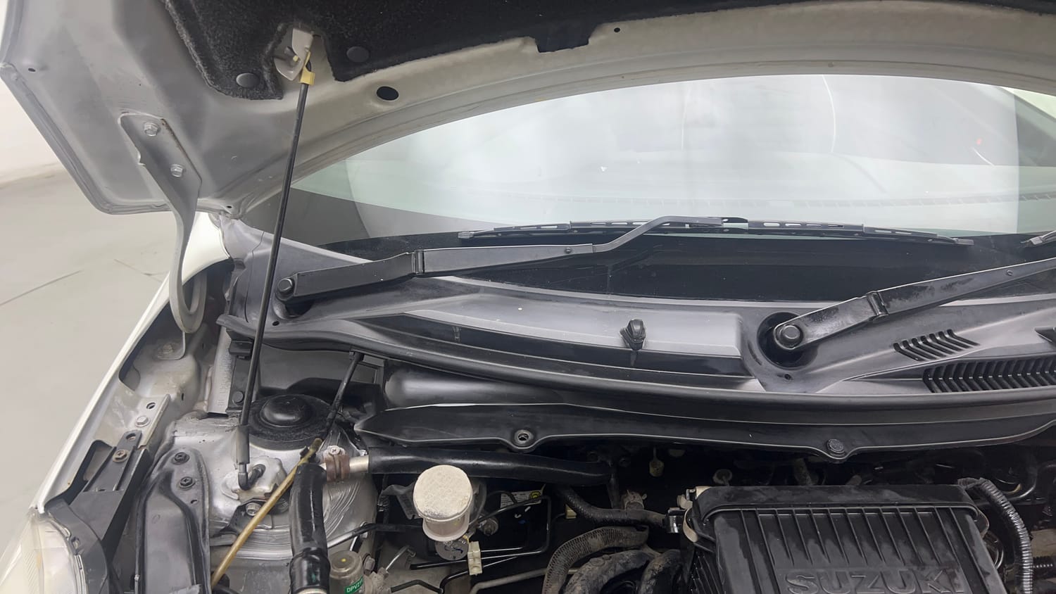Used 2015 Maruti Suzuki Swift VXi Petrol Manual engine ENGINE RIGHT SIDE HINGE & APRON VIEW