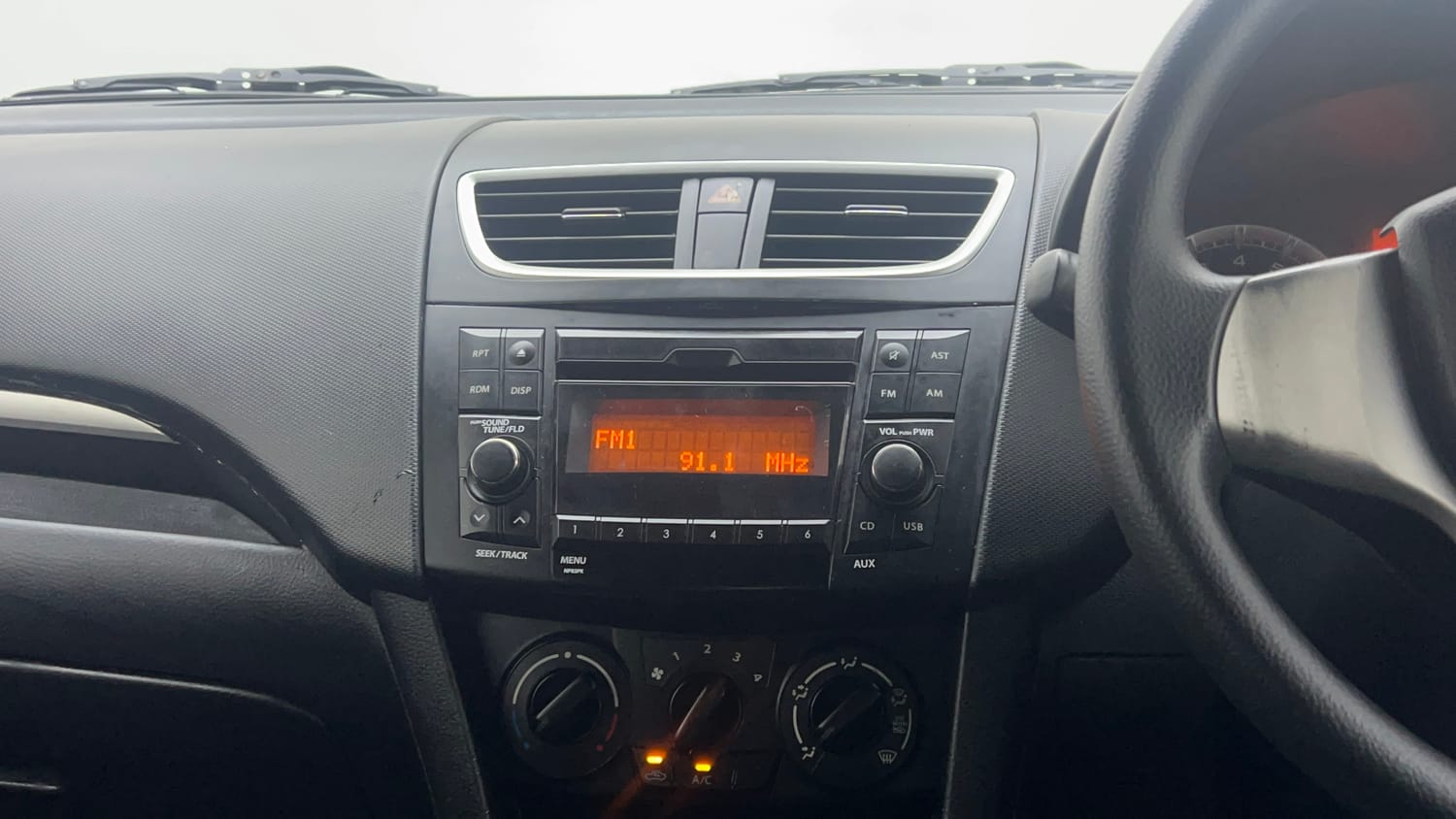 Used 2015 Maruti Suzuki Swift VXi Petrol Manual interior MUSIC SYSTEM & AC CONTROL VIEW