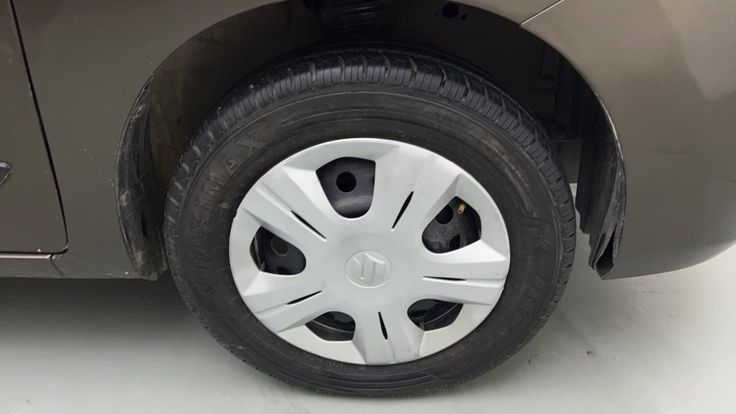 Used 2015 Maruti Suzuki Wagon R VXI Petrol Manual tyres RIGHT FRONT TYRE RIM VIEW