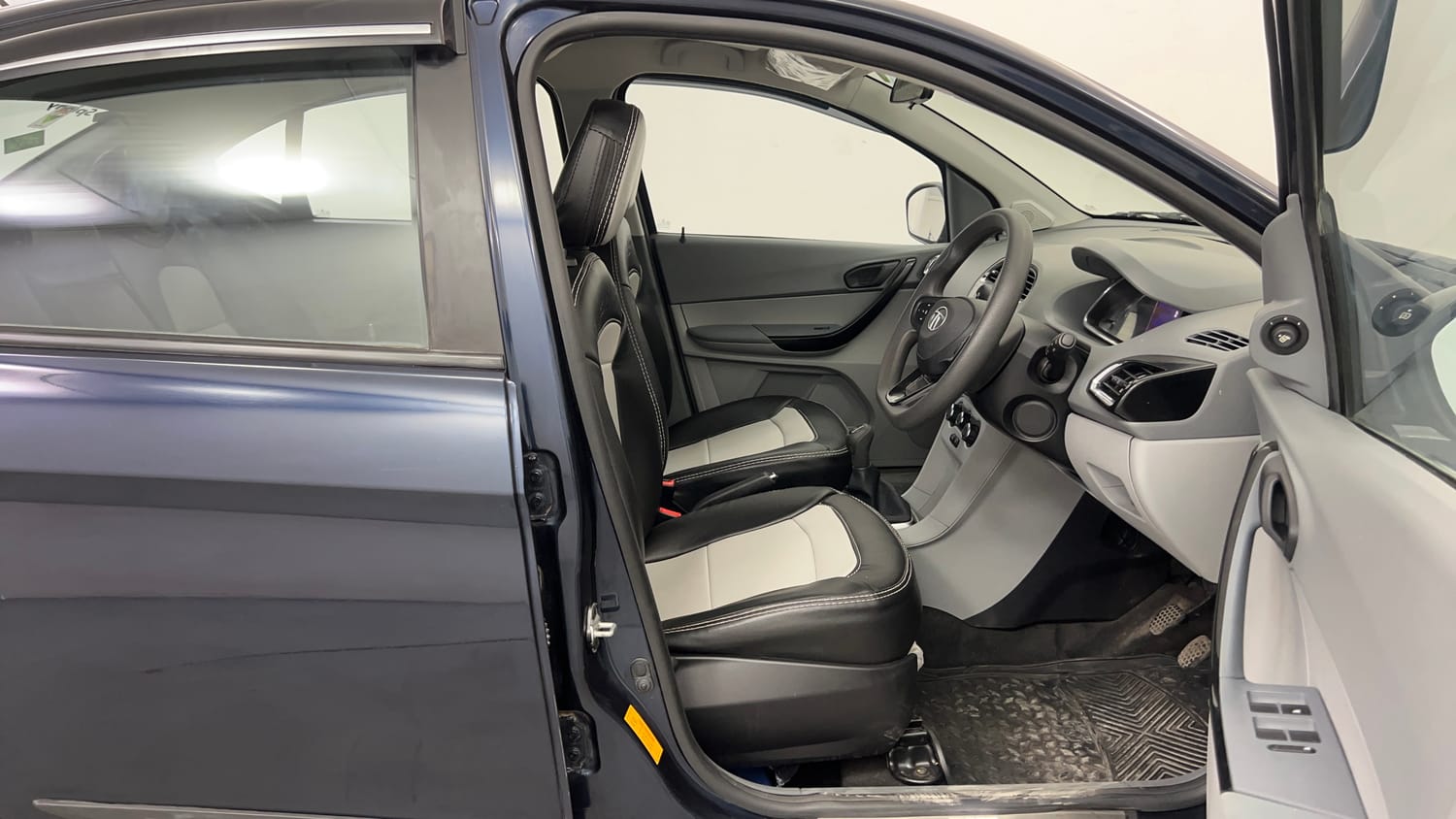 Used 2022 Tata Tigor XZ CNG Cng Manual interior RIGHT SIDE FRONT DOOR CABIN VIEW