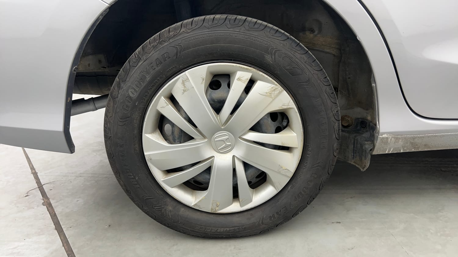 Used 2019 Honda Amaze 1.2 S CVT Petrol Petrol Automatic tyres RIGHT REAR TYRE RIM VIEW