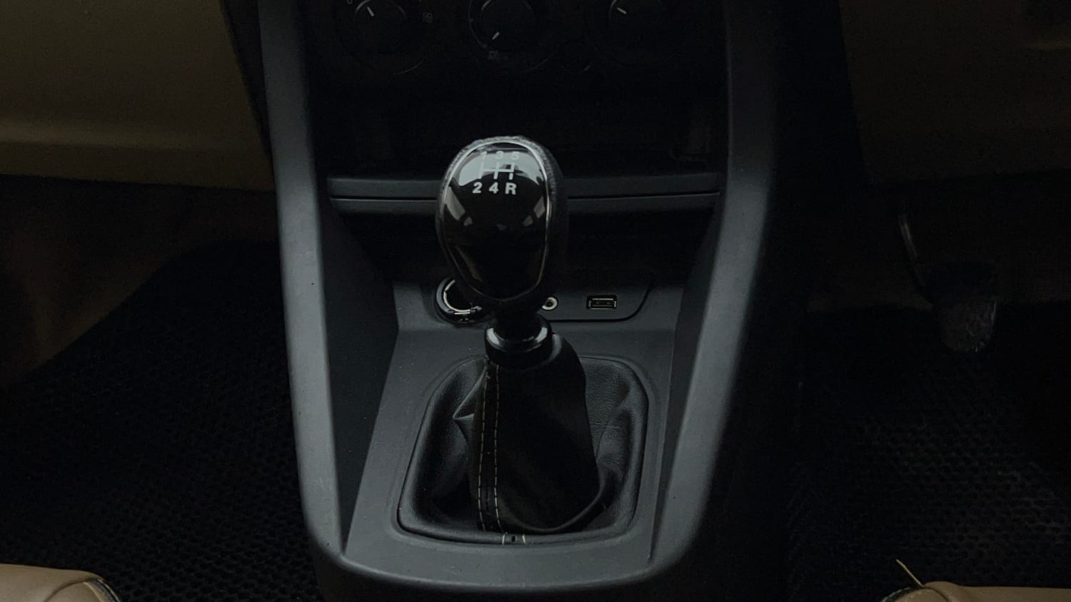 Used 2020 Ford Figo Aspire Titanium1.5 TDCi Diesel Manual interior GEAR  KNOB VIEW