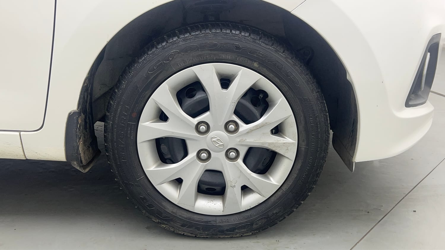 Used 2015 Hyundai Grand i10 Magna 1.2 Kappa VTVT Petrol Manual tyres RIGHT FRONT TYRE RIM VIEW