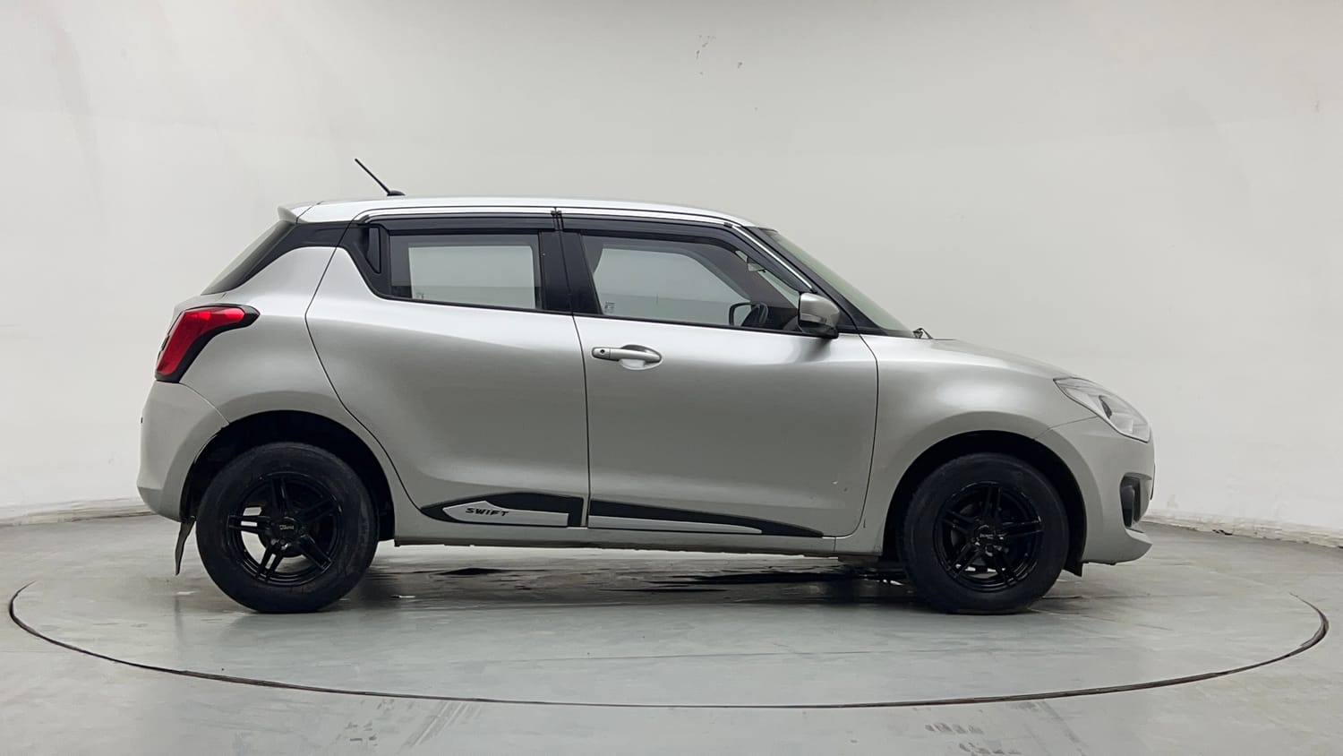 Used 2018 Maruti Suzuki Swift VXi AMT Petrol Automatic exterior RIGHT SIDE VIEW