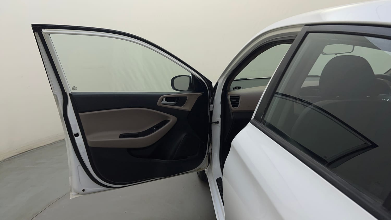 Used 2020 Hyundai Elite i20 Sportz Plus 1.2 Petrol Manual interior LEFT FRONT DOOR OPEN VIEW