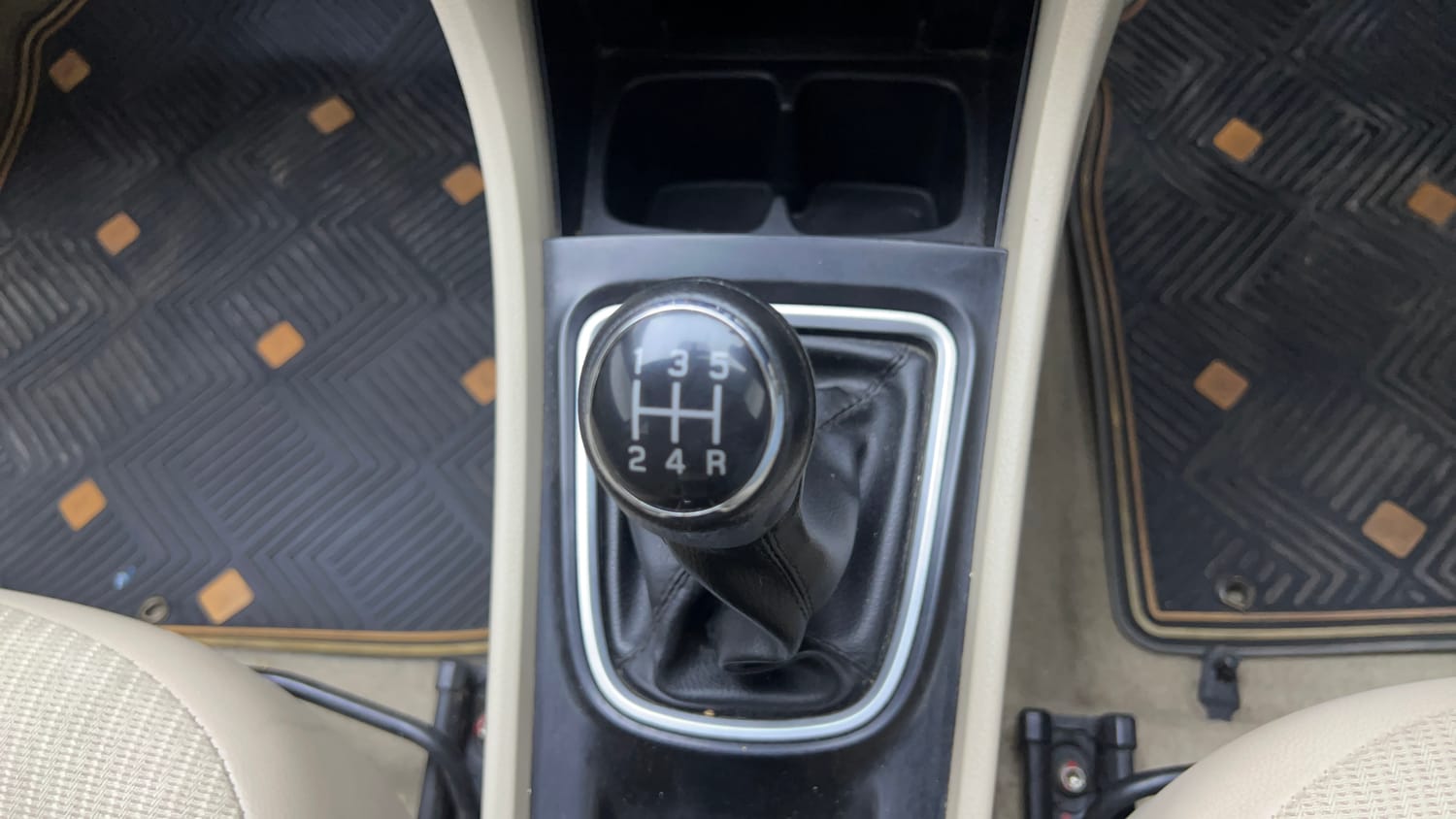 Used 2018 Maruti Suzuki Ciaz Zeta 1.4 MT Petrol Manual interior GEAR  KNOB VIEW