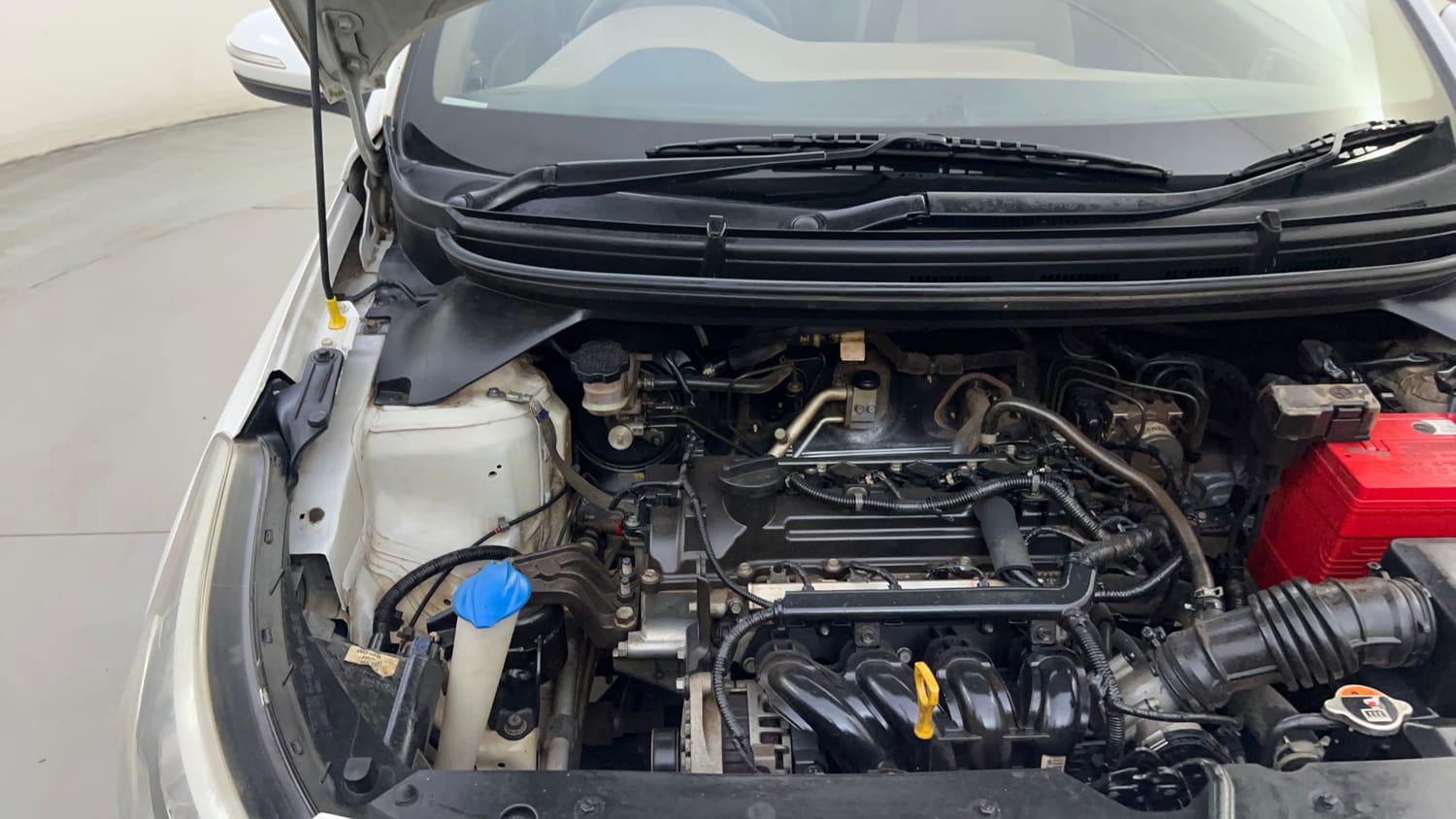 Used 2020 Hyundai Elite i20 Sportz Plus 1.2 Petrol Manual engine ENGINE RIGHT SIDE HINGE & APRON VIEW
