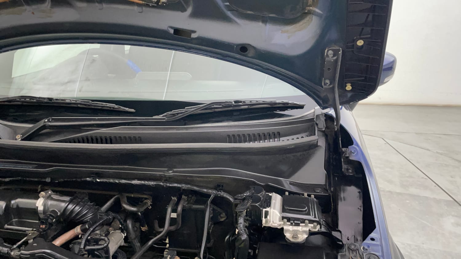 Used 2022 Maruti Suzuki Ignis Alpha 1.2 MT Petrol Manual engine ENGINE LEFT SIDE HINGE & APRON VIEW