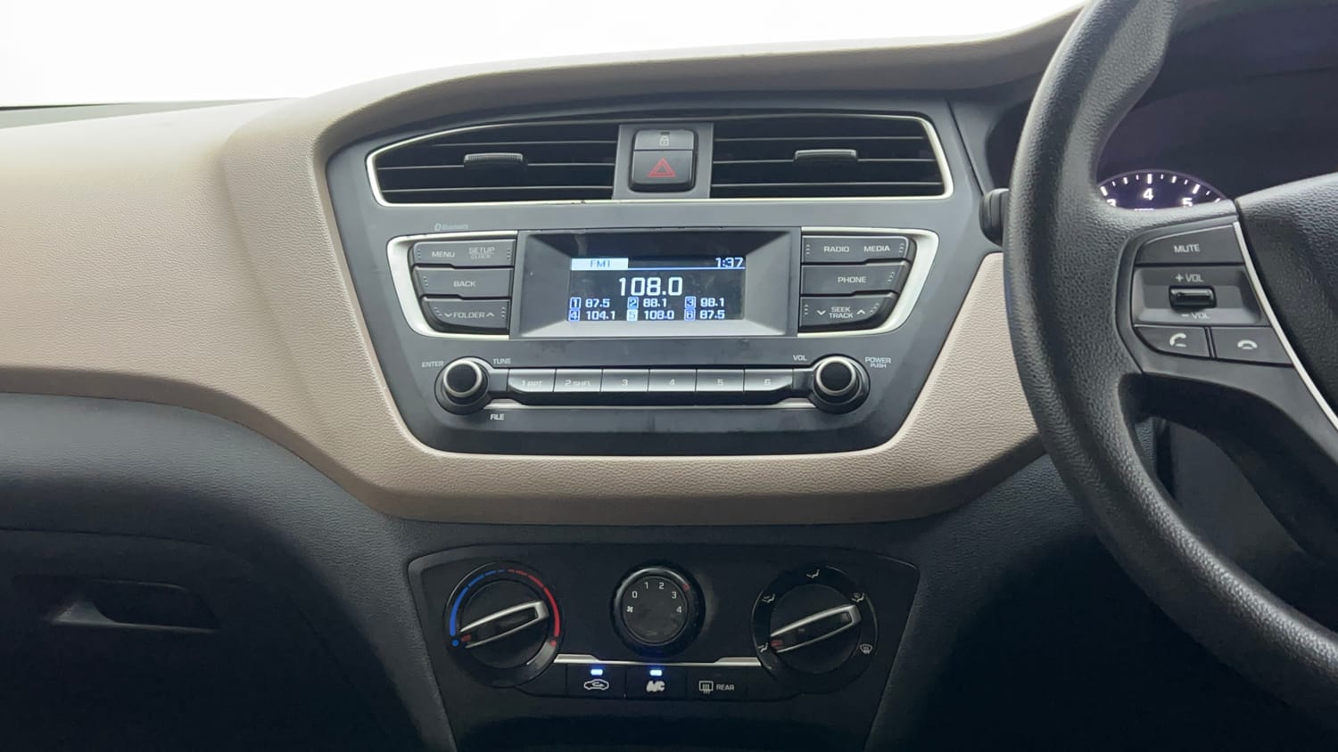 Used 2018 Hyundai Elite i20 Sportz 1.2 Petrol Manual interior MUSIC SYSTEM & AC CONTROL VIEW