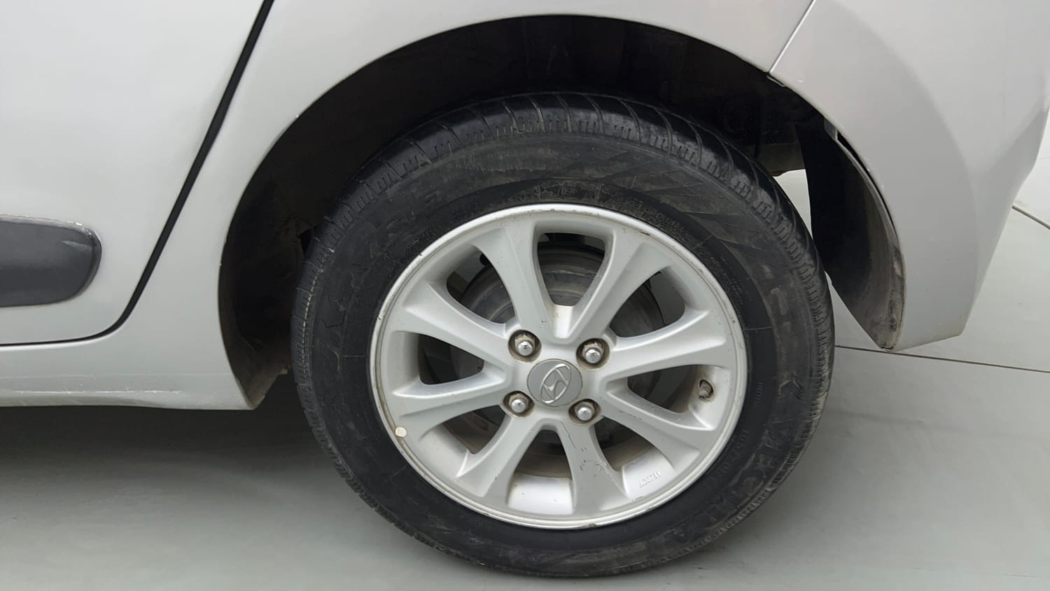 Used 2015 Hyundai Grand i10 Asta AT 1.2 Kappa VTVT Petrol Automatic tyres LEFT REAR TYRE RIM VIEW