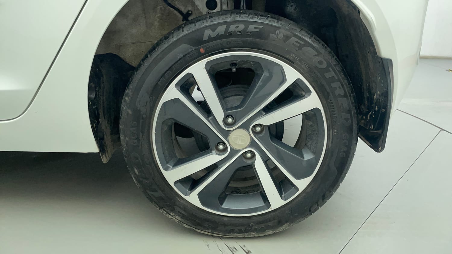 Used 2023 Tata Altroz XZ Plus (S) Diesel Diesel Manual tyres LEFT REAR TYRE RIM VIEW