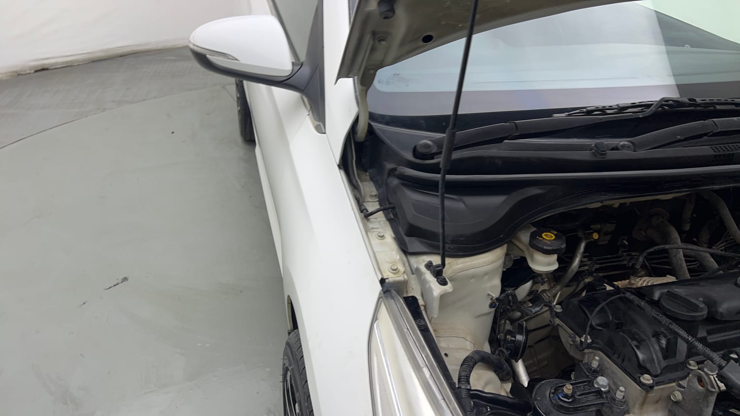 Used 2019 Hyundai Verna EX 1.4 VTVT Petrol Manual engine ENGINE RIGHT SIDE HINGE & APRON VIEW