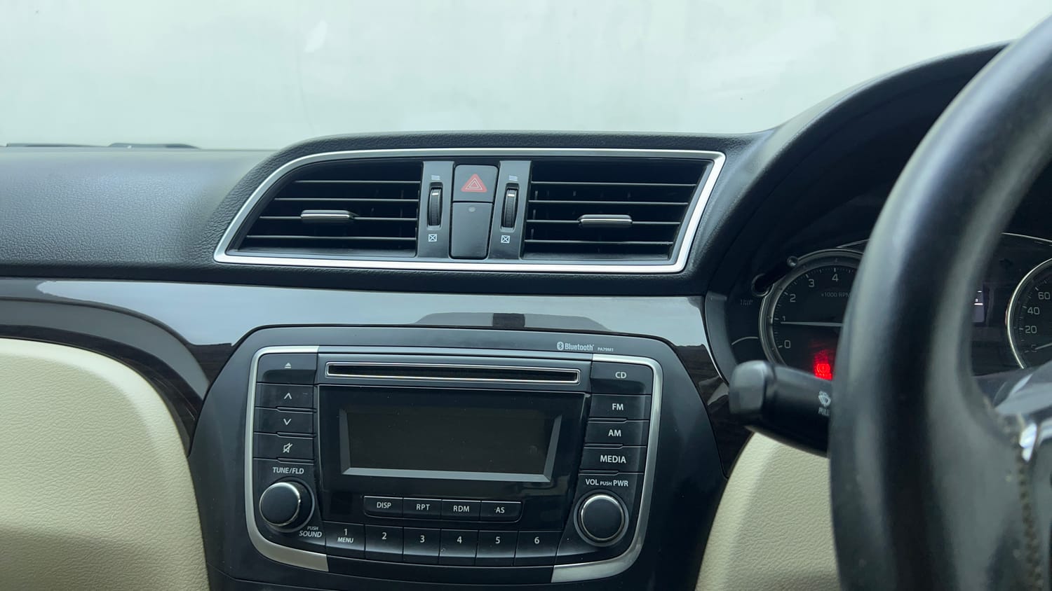 Used 2018 Maruti Suzuki Ciaz Zeta 1.4 MT Petrol Manual top_features Integrated (in-dash) music system