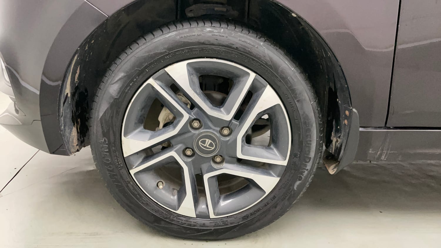 Used 2022 null Petrol Automatic tyres LEFT FRONT TYRE RIM VIEW
