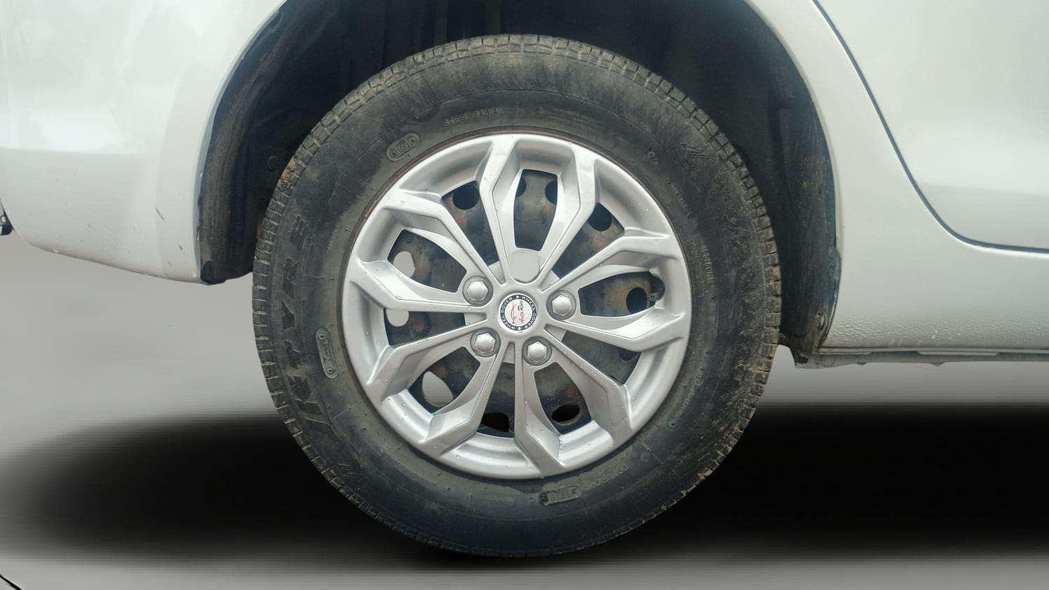 Used 2015 Maruti Suzuki Swift Dzire VXI Petrol Manual tyres RIGHT REAR TYRE RIM VIEW