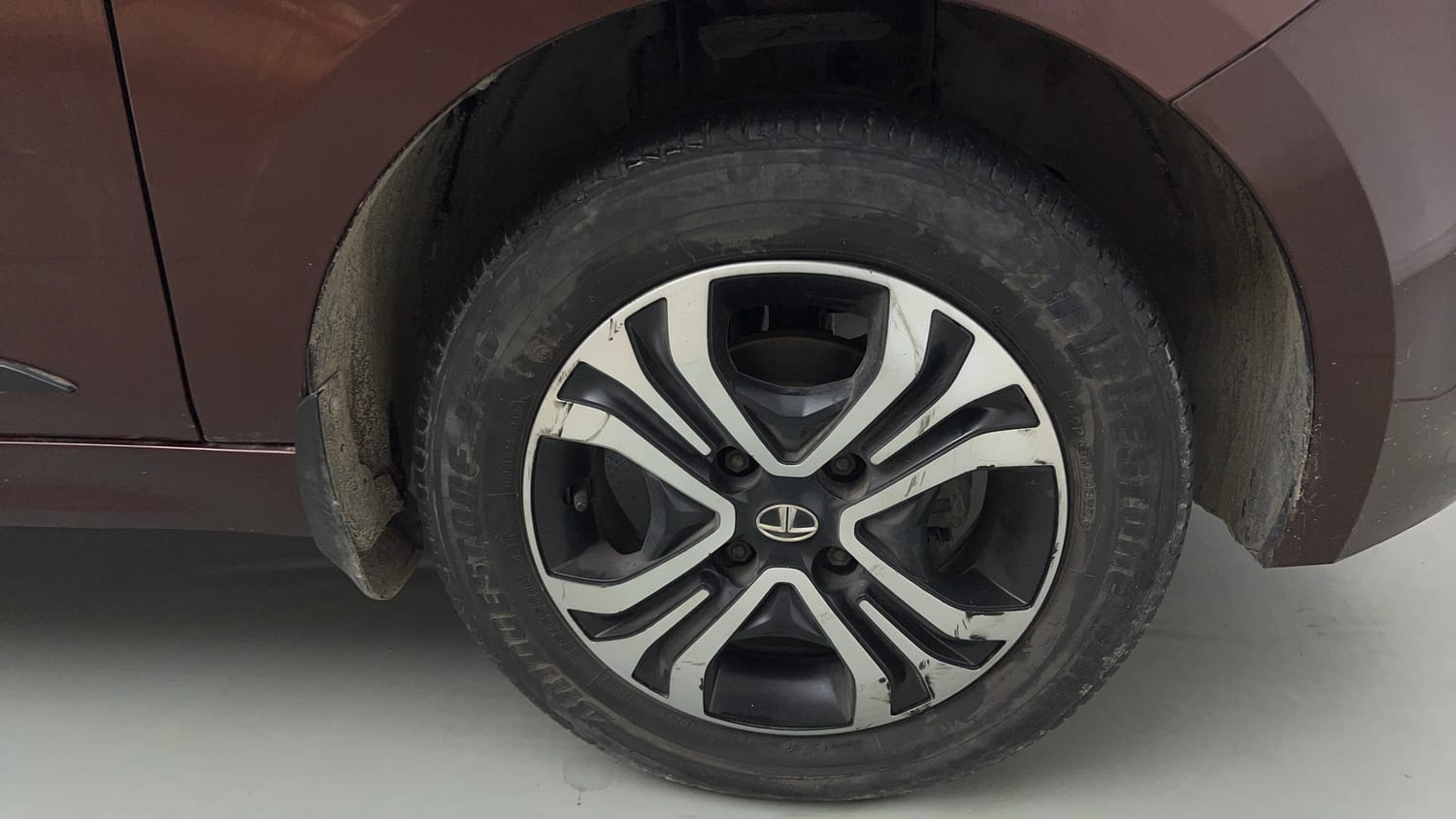 Used 2023 Tata Tigor XZ Plus CNG Leatherette Pack Cng Manual tyres RIGHT FRONT TYRE RIM VIEW