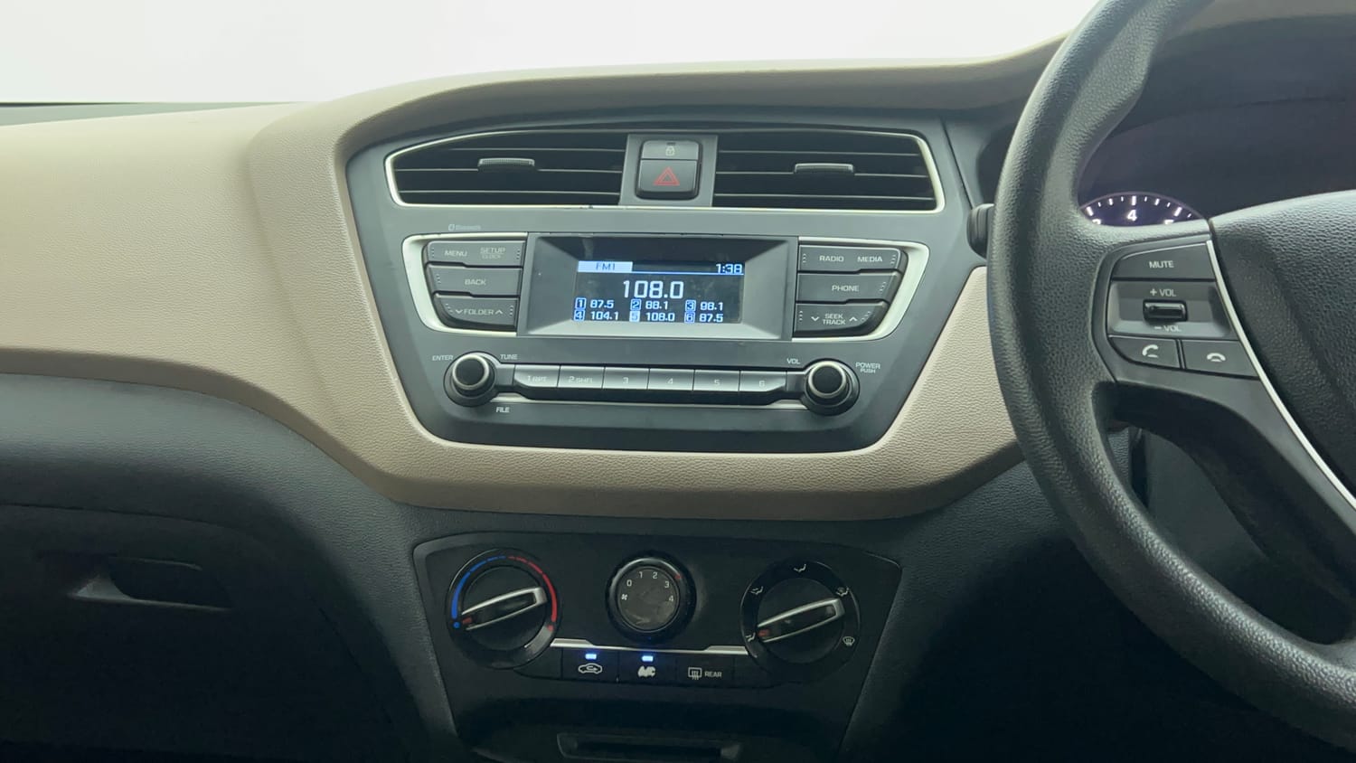 Used 2018 Hyundai Elite i20 Sportz 1.2 Petrol Manual top_features Integrated (in-dash) music system