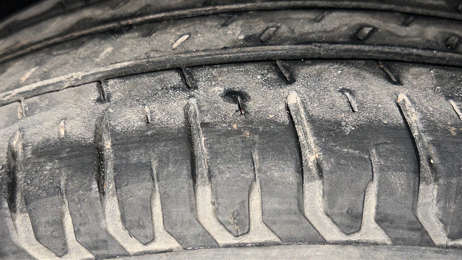 Used 2016 Maruti Suzuki Baleno Delta 1.2 Petrol Manual tyres RIGHT REAR TYRE TREAD VIEW