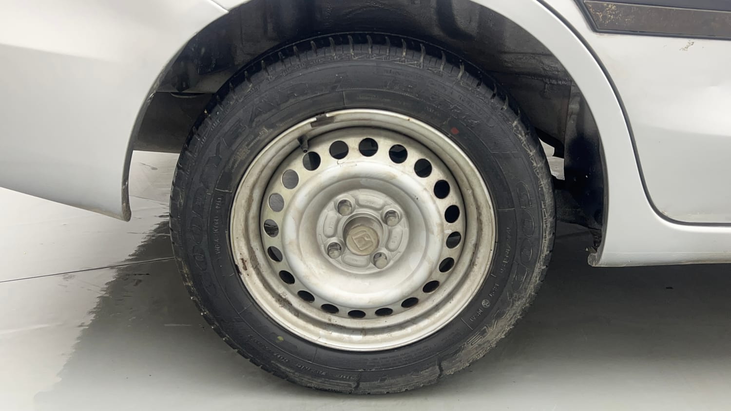 Used 2013 Honda Amaze 1.2 EX i-VTEC Petrol Manual tyres RIGHT REAR TYRE RIM VIEW