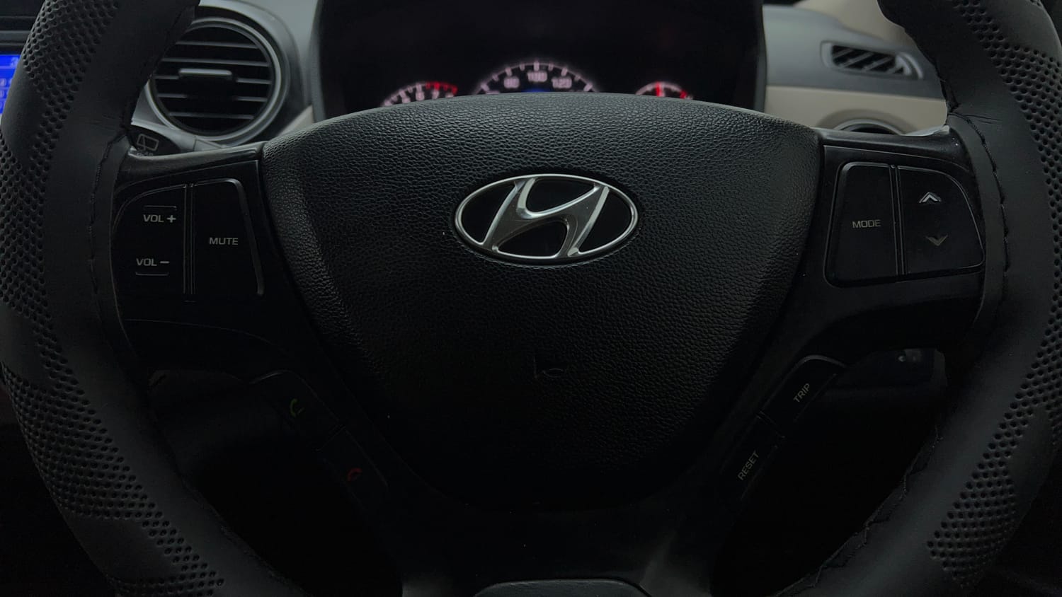 Used 2015 Hyundai Grand i10 Asta AT 1.2 Kappa VTVT Petrol Automatic top_features Steering mounted controls