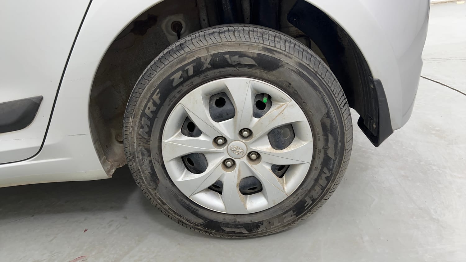 Used 2017 Hyundai Elite i20 Sportz 1.2 Petrol Manual tyres LEFT REAR TYRE RIM VIEW