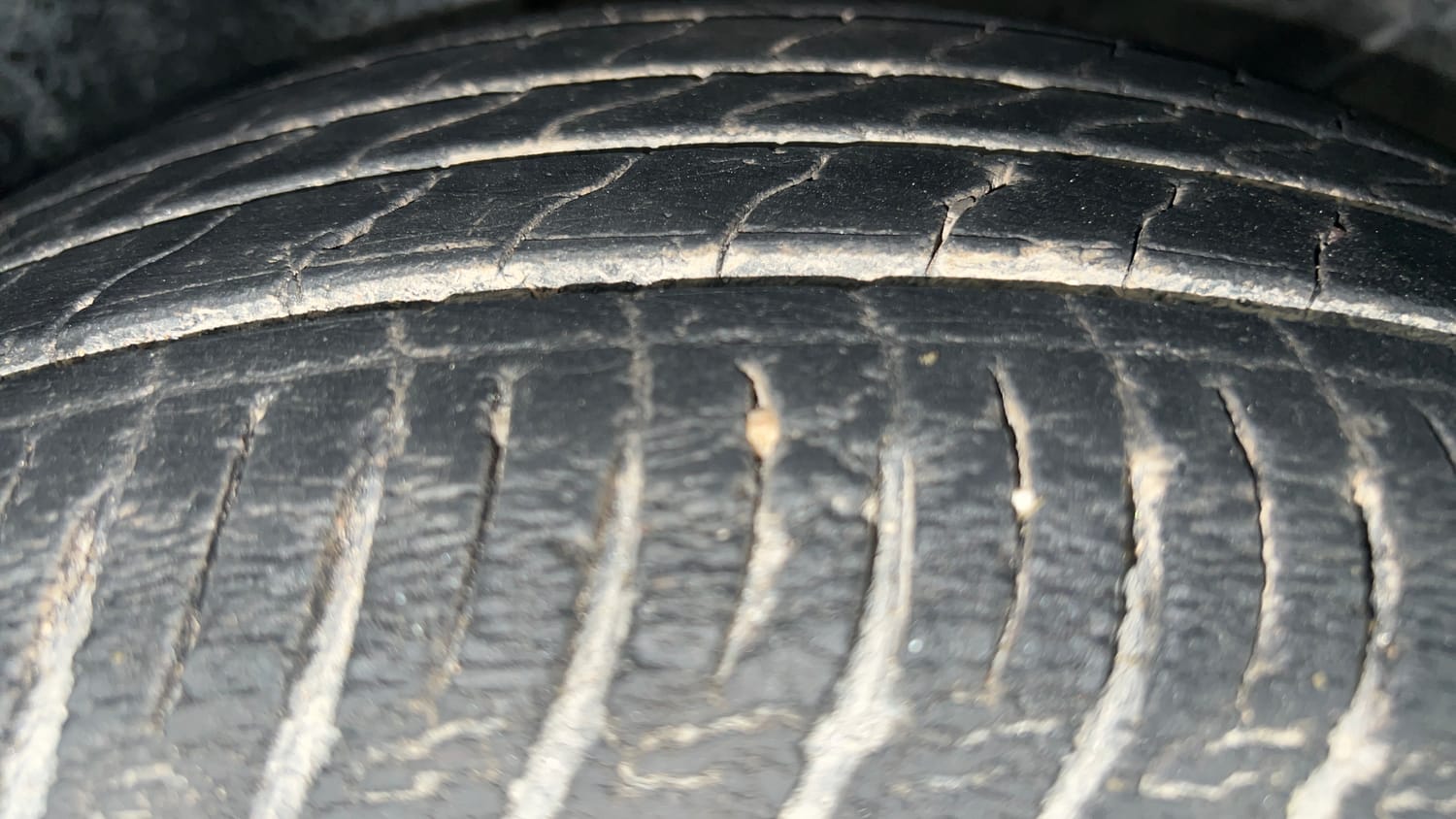 Used 2022 Kia Sonet HTX 1.5 Diesel Manual tyres LEFT FRONT TYRE TREAD VIEW