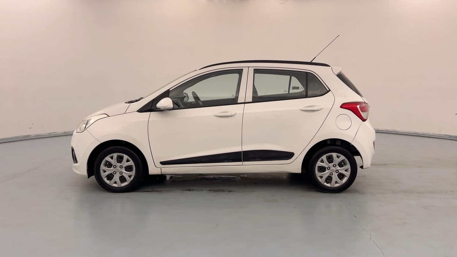 Used 2015 Hyundai Grand i10 Sportz 1.2 Kappa VTVT Petrol Manual exterior LEFT SIDE VIEW