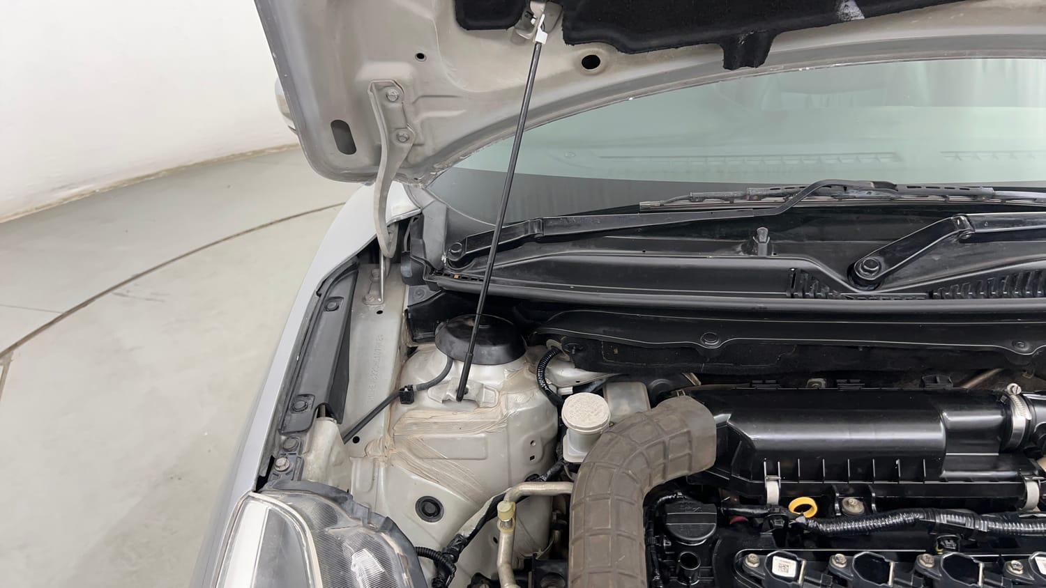 Used 2017 Maruti Suzuki Baleno Alpha 1.2 Petrol Manual engine ENGINE RIGHT SIDE HINGE & APRON VIEW
