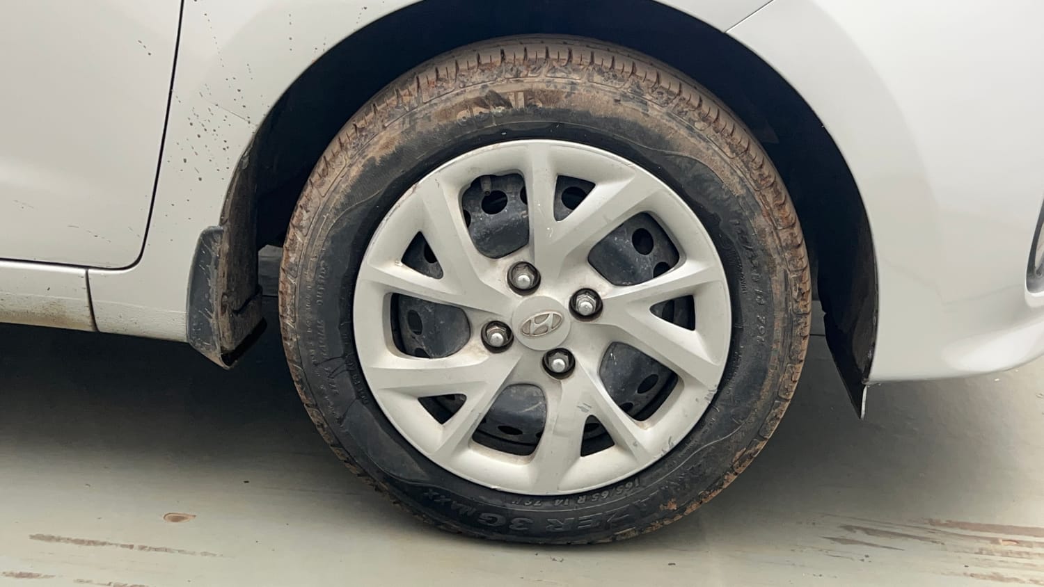Used 2017 Hyundai Grand i10 Magna 1.2 Kappa VTVT Petrol Manual tyres RIGHT FRONT TYRE RIM VIEW