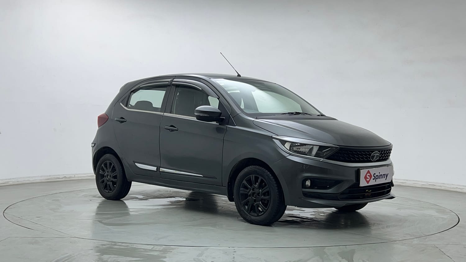 Used 2021 Tata Tiago LE Petro l+ CNG(Outside Fitted) Cng Manual exterior RIGHT FRONT CORNER VIEW