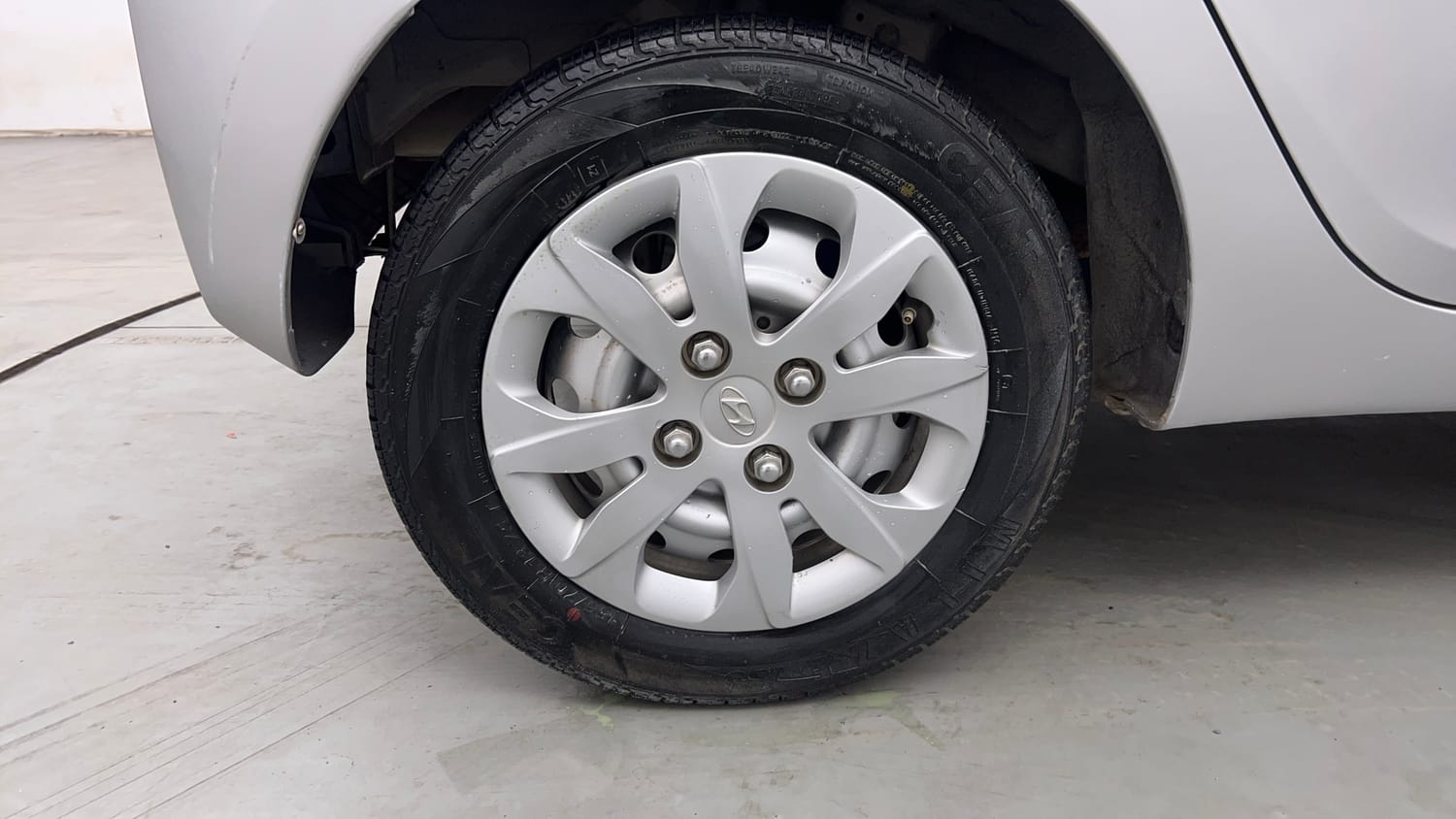 Used 2014 Hyundai Eon Sportz Petrol Manual tyres RIGHT REAR TYRE RIM VIEW