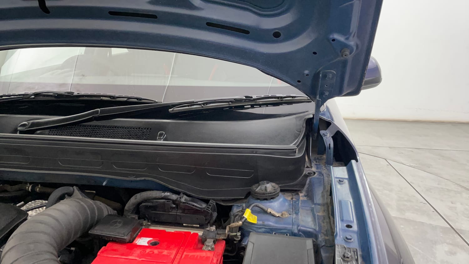 Used 2022 Hyundai Venue SX 1.5 CRDi Diesel Manual engine ENGINE LEFT SIDE HINGE & APRON VIEW